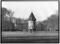 837706 Gezicht op de duiventoren van het kasteel Huis Doorn (Langbroekerweg 10) te Doorn.